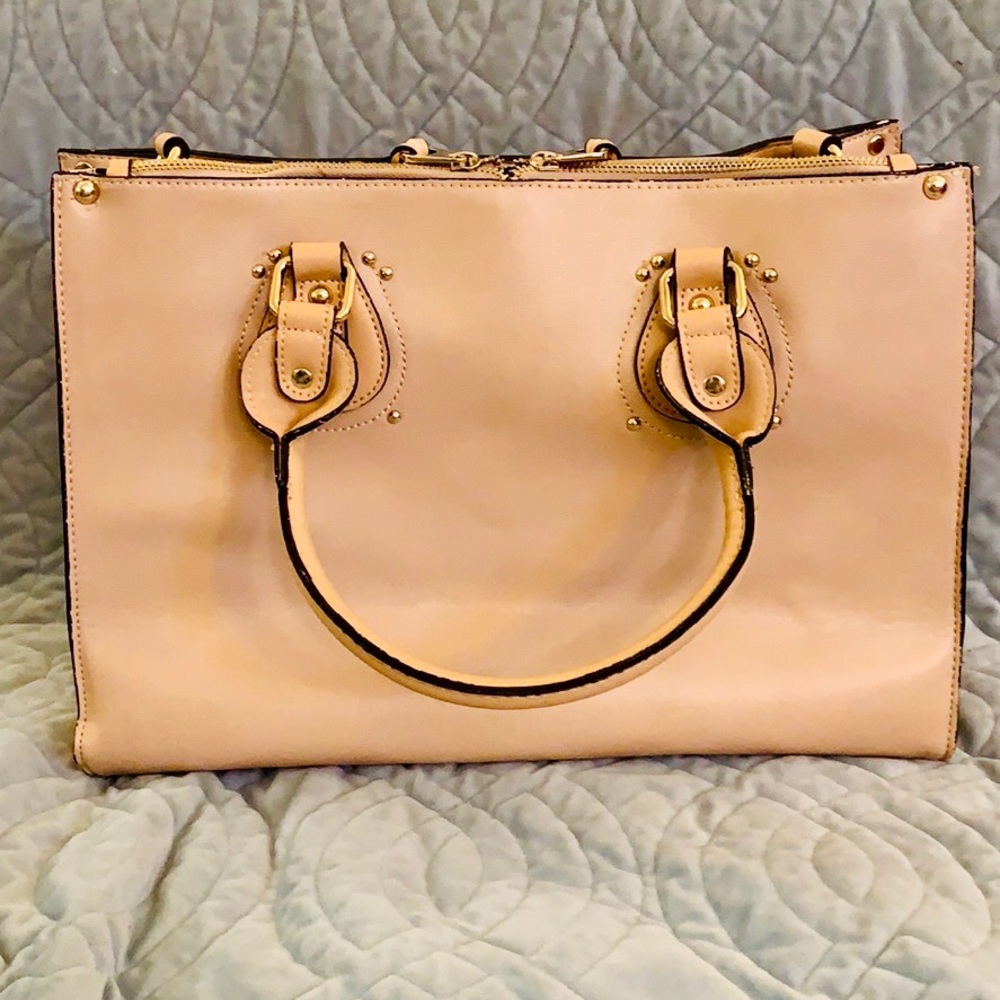Multi-compartment ladies handbag.